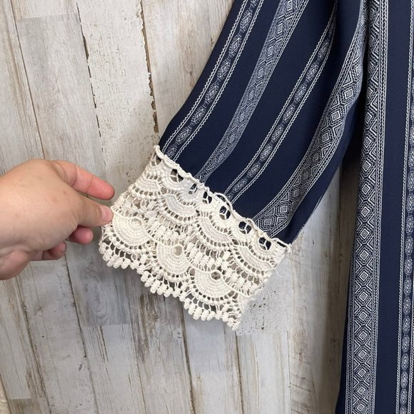 🔥Special Offer🔥 Beautiful Crocheted Navy striped kimono coverup M Like New! - Picture 2 of 5